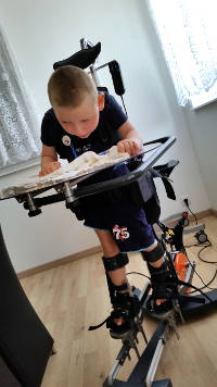 Gabriel mit seinem Inno-Walk Bild2
